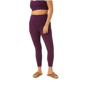 Girlfriend Collective Compressive High Rise Capri Leggings Size M